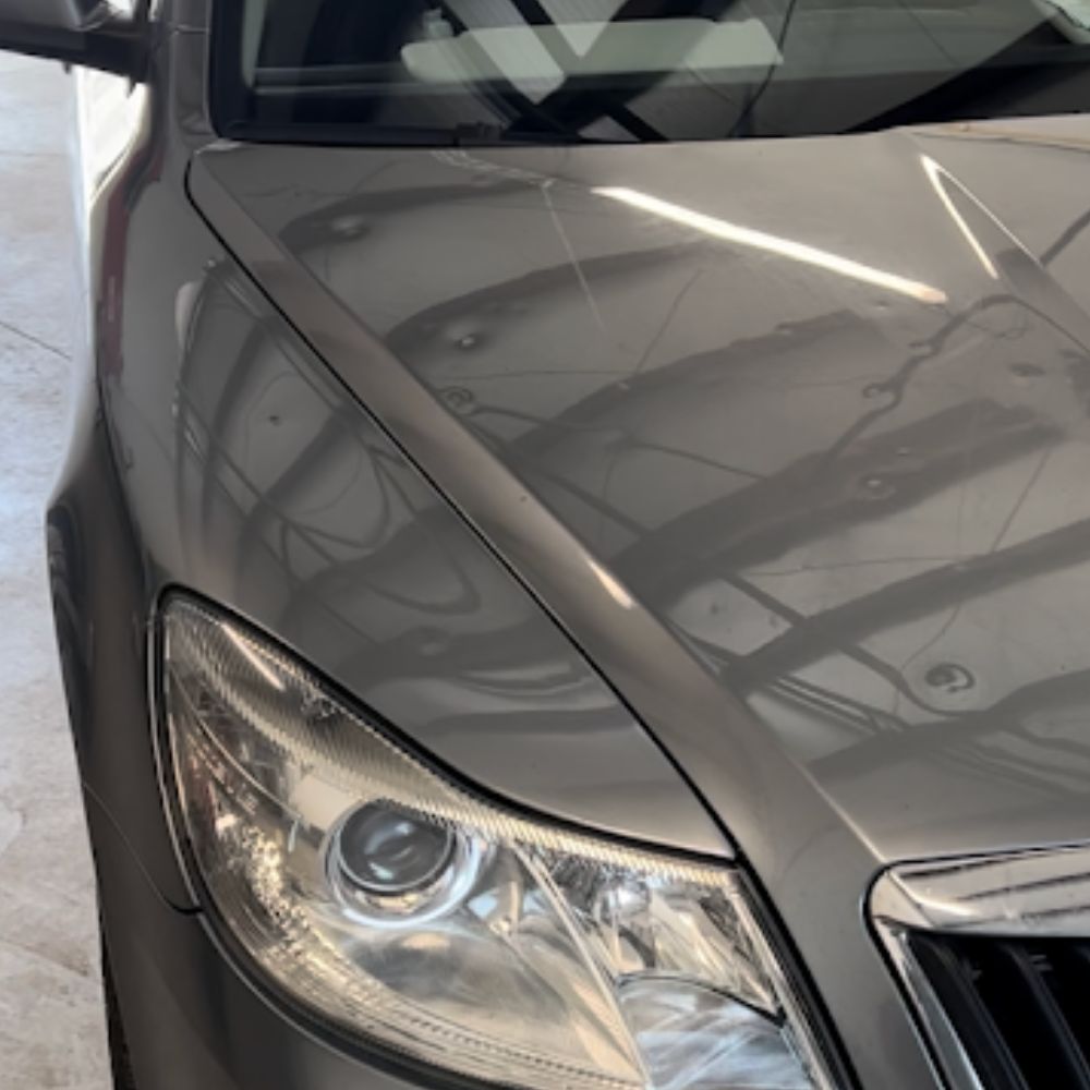 Oprava auta po kroupách - poškozená kapota před opravou