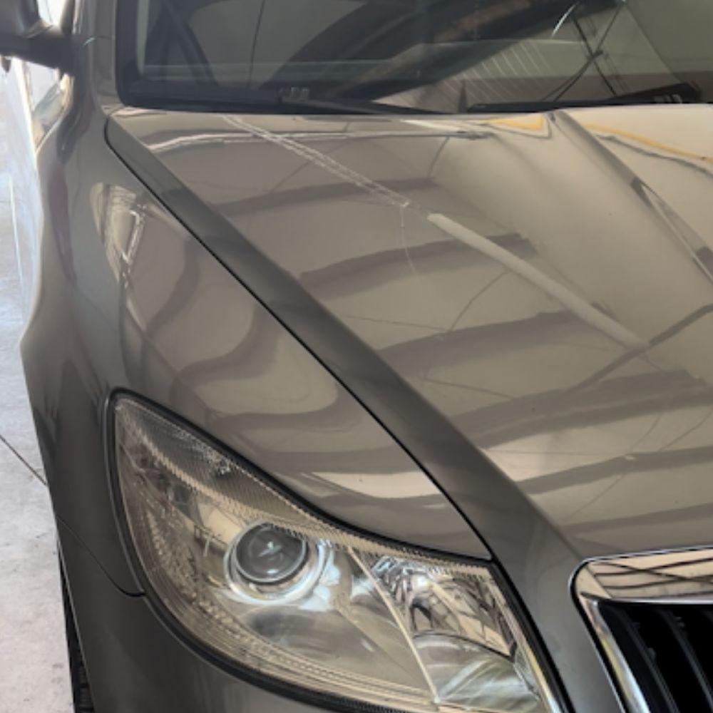 Oprava auta po kroupách - poškozená kapota po opravě