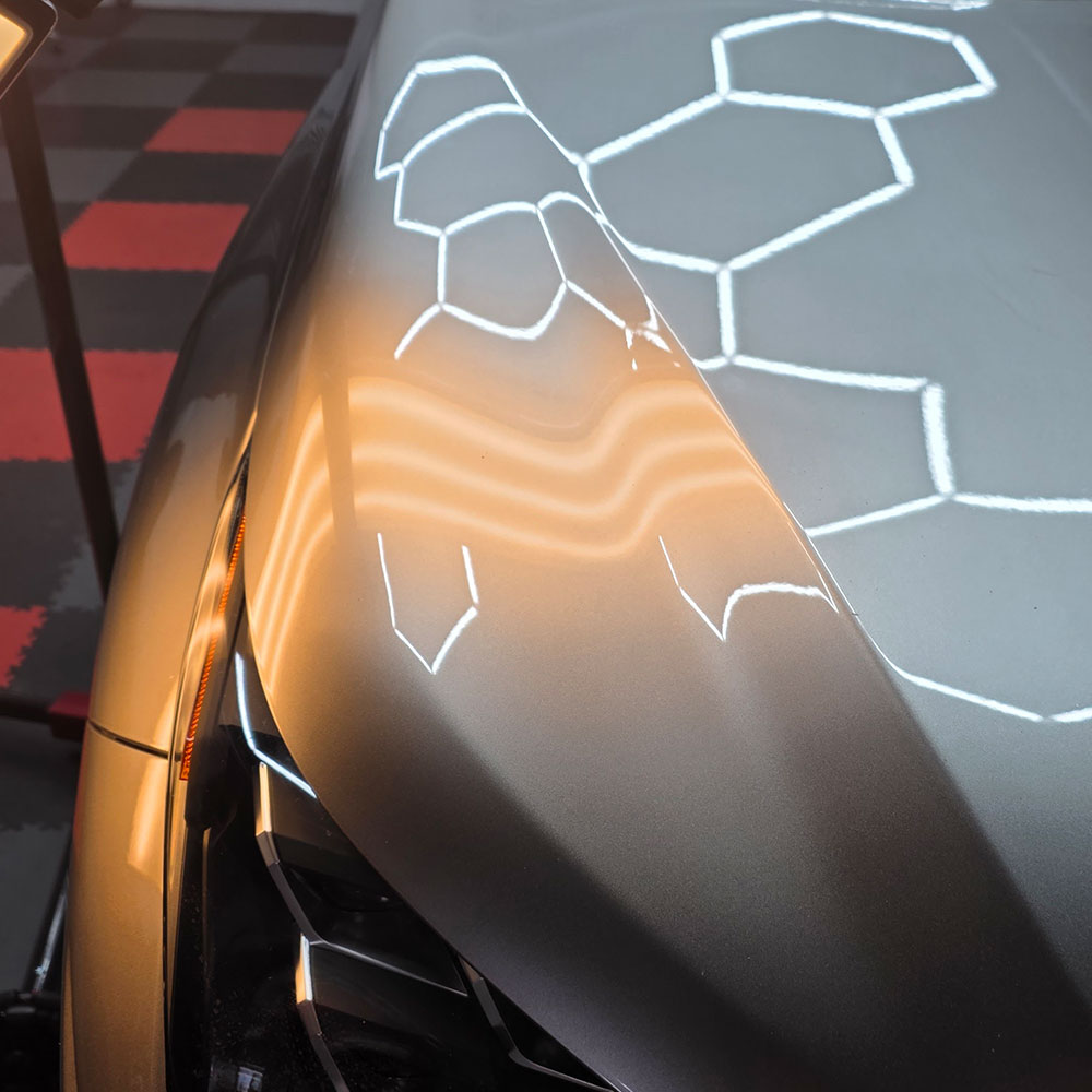 opravy promáčklin karoserie - kapota po opravě metodou PDR