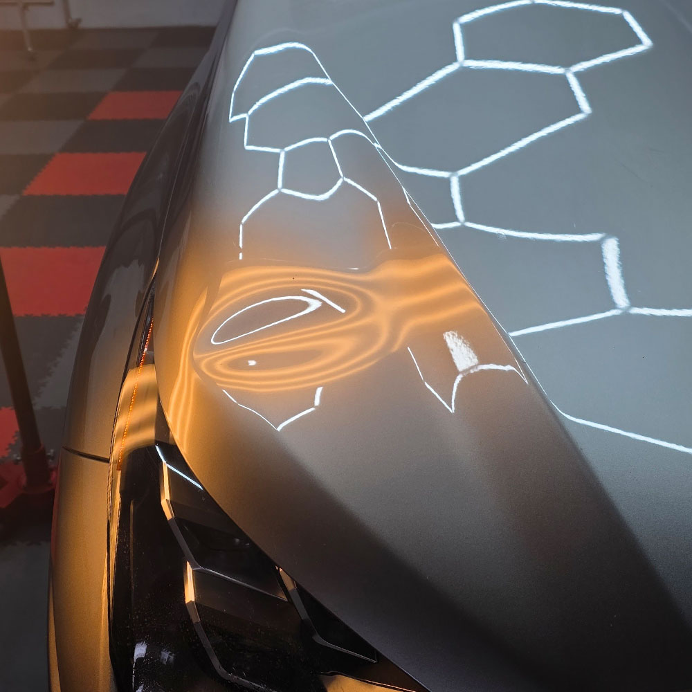 opravy promáčklin karoserie - kapota před opravou metodou PDR